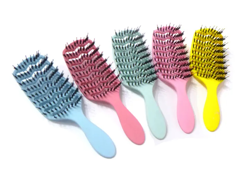 Nakaka-detangling Brush na May Bristles
