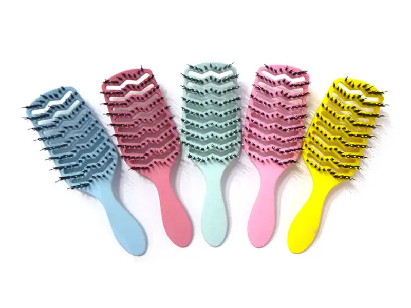 Nakaka-detangling Brush na May Bristles