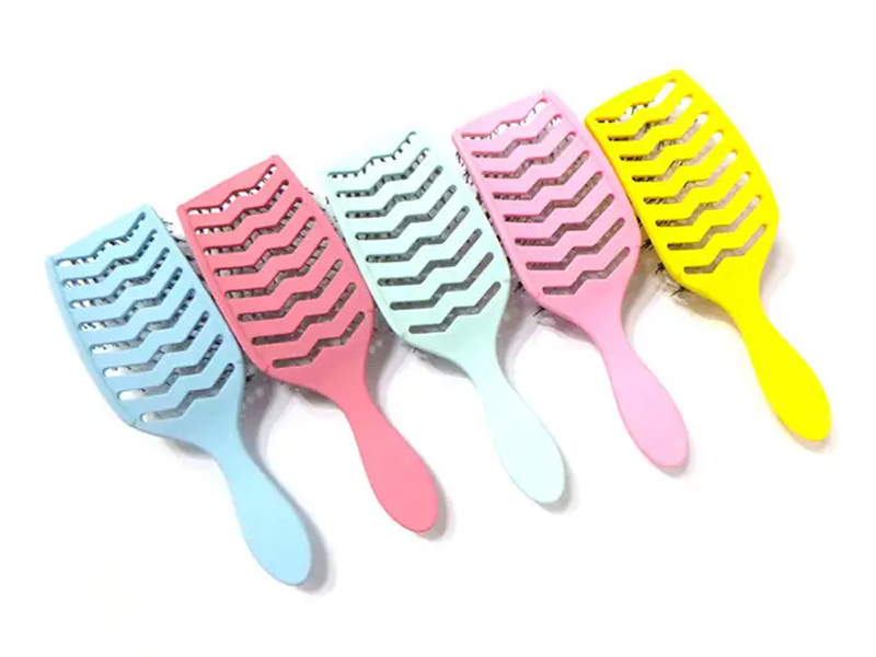 Nakaka-detangling Brush na May Bristles
