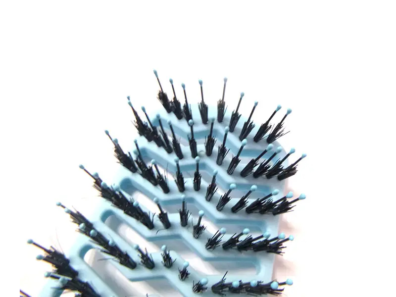 Nakaka-detangling Brush na May Bristles