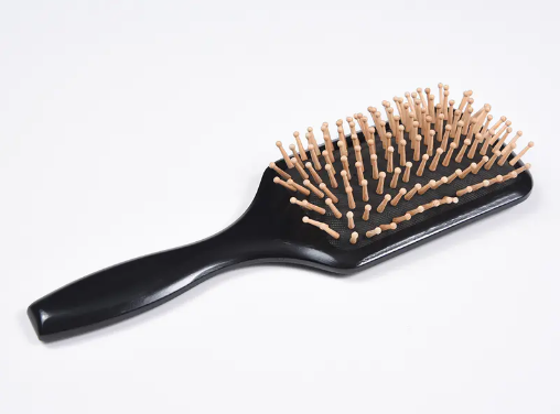 Ano ang pinakamahusay na mga hakbang upang gumamit ng isang detangling hair brush?