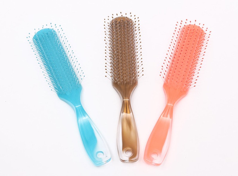 Paano Mo Bawasan ang Static Mula sa Plastic Comb?